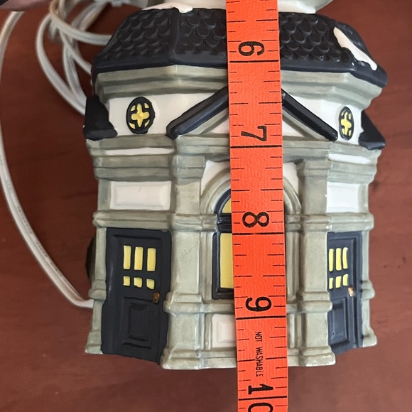 Dickens Collectibles Town Series Clock Tower Ceramic Light, 1996 - Picture 5 of 6